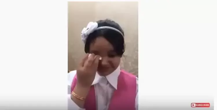  منع طفلة من القبائل النازحة من الالتحاق بمدرستها يثير غضب السعوديين.. شاهد بكاء الطفلة 