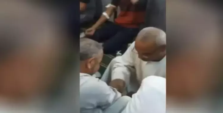  موقف إنساني نادر.. تبرع جماعي بالدم داخل مسجد لإنقاذ حياة مريض (فيديو) 
