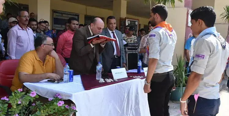  نائب رئيس جامعة السادات يقبل العلم المصري 