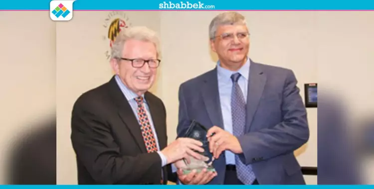  نائب رئيس جامعة القاهرة يتسلم جائزة الخريج المتميز بأمريكا 