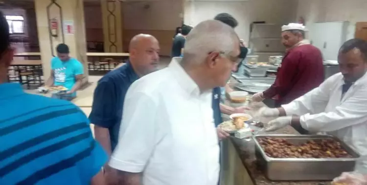  نائب رئيس جامعة المنصورة يتفقد مطاعم المدن الجامعية 