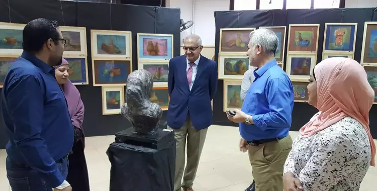  نائب رئيس جامعة المنصورة يتفقد معرض كلية الفنون الجميلة 