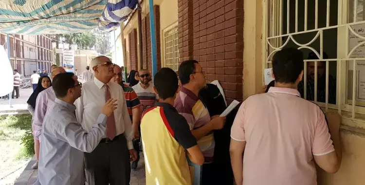  نائب رئيس جامعة المنصورة يتفقد مكتب التحويلات بمدينة الطالبات 