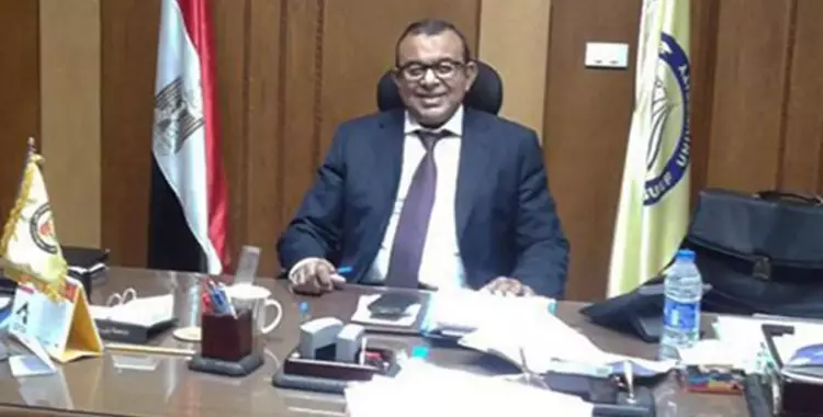  نائب رئيس جامعة بني سويف يتحدث عن عقاب المراقبين في لجان الامتحانات بسبب «المحمول» 