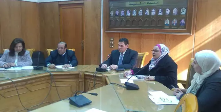  نائب رئيس جامعة عين شمس للدراسات العليا يترأس اجتماع مجلس كلية الألسن 