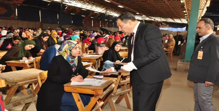  نائب رئيس جامعة عين شمس يتفقد لجان الامتحانات 