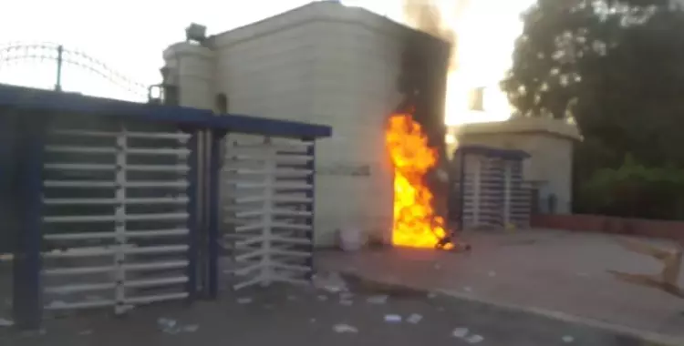 نشطاء يتداولون صورا لحرائق أشعلها الطلاب بجامعة الزقازيق 