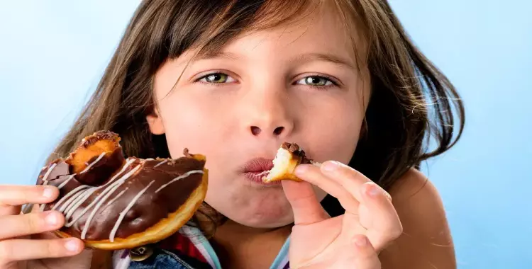  هذه أضرار ومخاطر السكريات على أبنائك.. الإدمان يهدد طفلك 