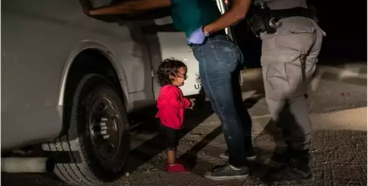  هذه قصة أفضل صورة لعام 2019.. «الطفلة يانيلا تنتحب عند الحدود» 