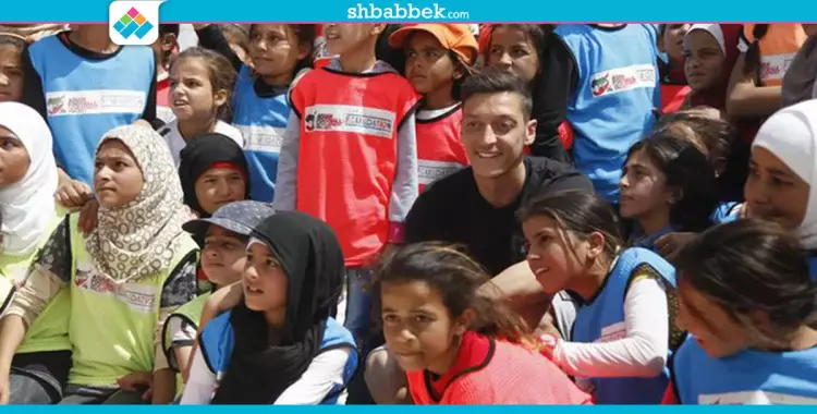  هكذا أدخل «مسعود اوزيل» السرور على أطفال سوريا (فيديو) 