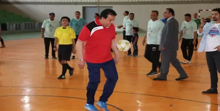  وزير التعليم العالي يلعب كرة قدم في جامعة المنصورة 