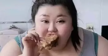 وفاة مدونة الطعام الصينية في بث مباشر بعد تناولها كميات كبيرة من الطعام