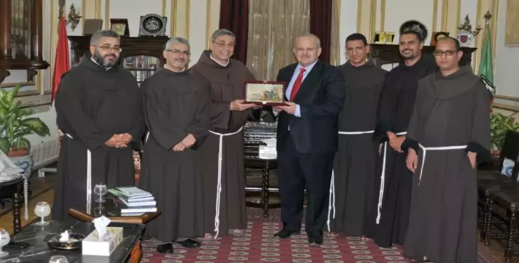  وفد من الرهبان الكاثوليك يزور رئيس جامعة القاهرة (صور) 