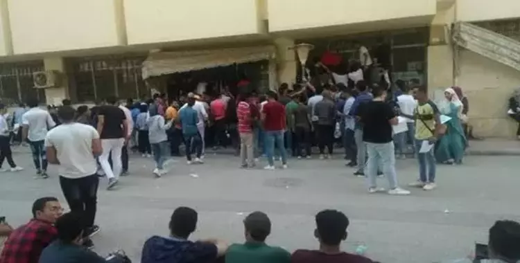  وقفة احتجاجية لطلاب كلية التجارة جامعة حلوان بسبب رسوبهم (فيديو) 