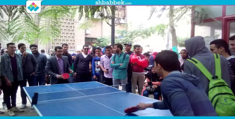  وكيل كلية الحقوق يلعب «تنس طاولة» مع الطلاب (فيديو) 