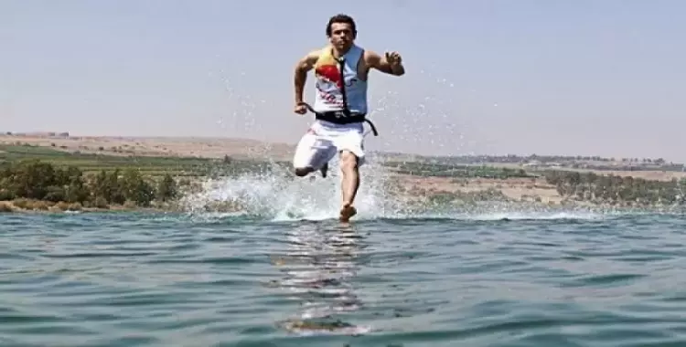  يمشي على الماء بسرعة خاطفة.. مدرب «كونغ فو» يفعل المستحيل (فيديو) 