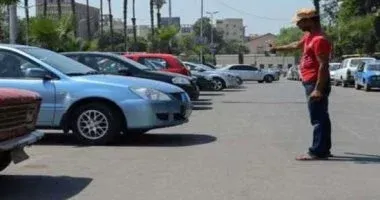 هتدفع علشان تركن.. القبض على سايس أتلف كاوتش سيارة طبيبة بالقاهرة