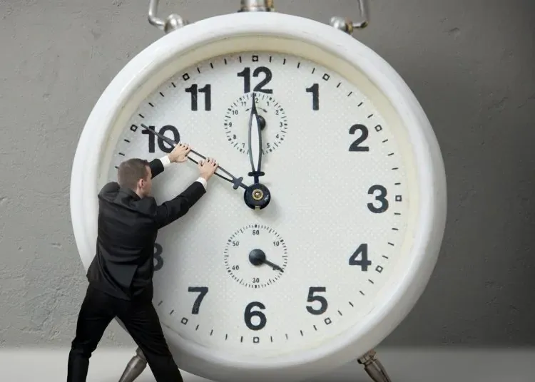 يوم أطول.. موعد تغير الساعة 2026 وانتهاء التوقيت الشتوي