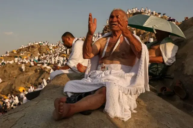 خطبة عرفات بث مباشر 1447هـ/2026.. أداء صلاتي الظهر والعصر جمعا وقصرا من مسجد نمرة