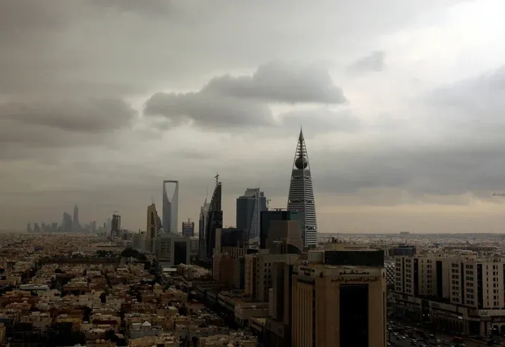 أخبار الرياض اليوم.. حريق وتصاعد الدخان بعد هجمات الحوثيين