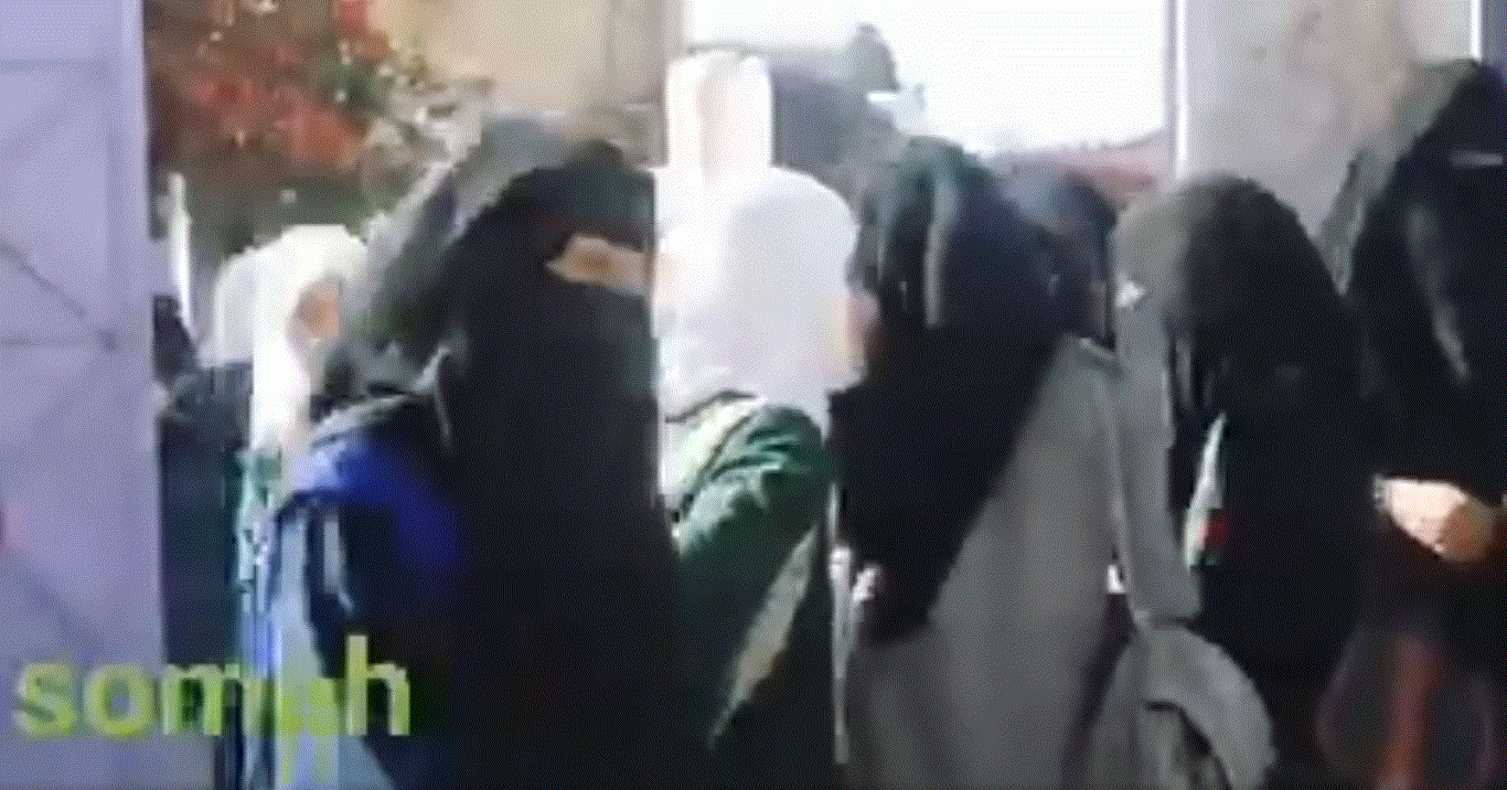  طالبة يمنية تحمل قنبلة وتهدد بتفجير المدرسة بعد منعها من حضور الامتحان (فيديو) 
